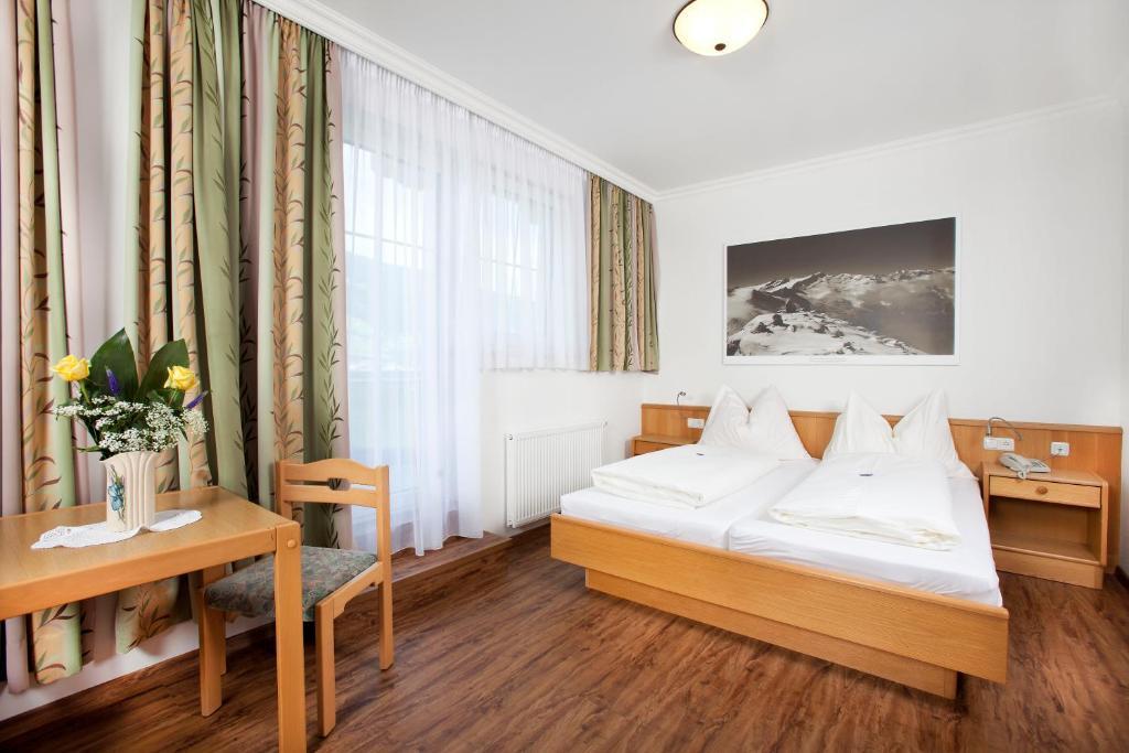 Hotel Grundlhof Bramberg am Wildkogel Room photo