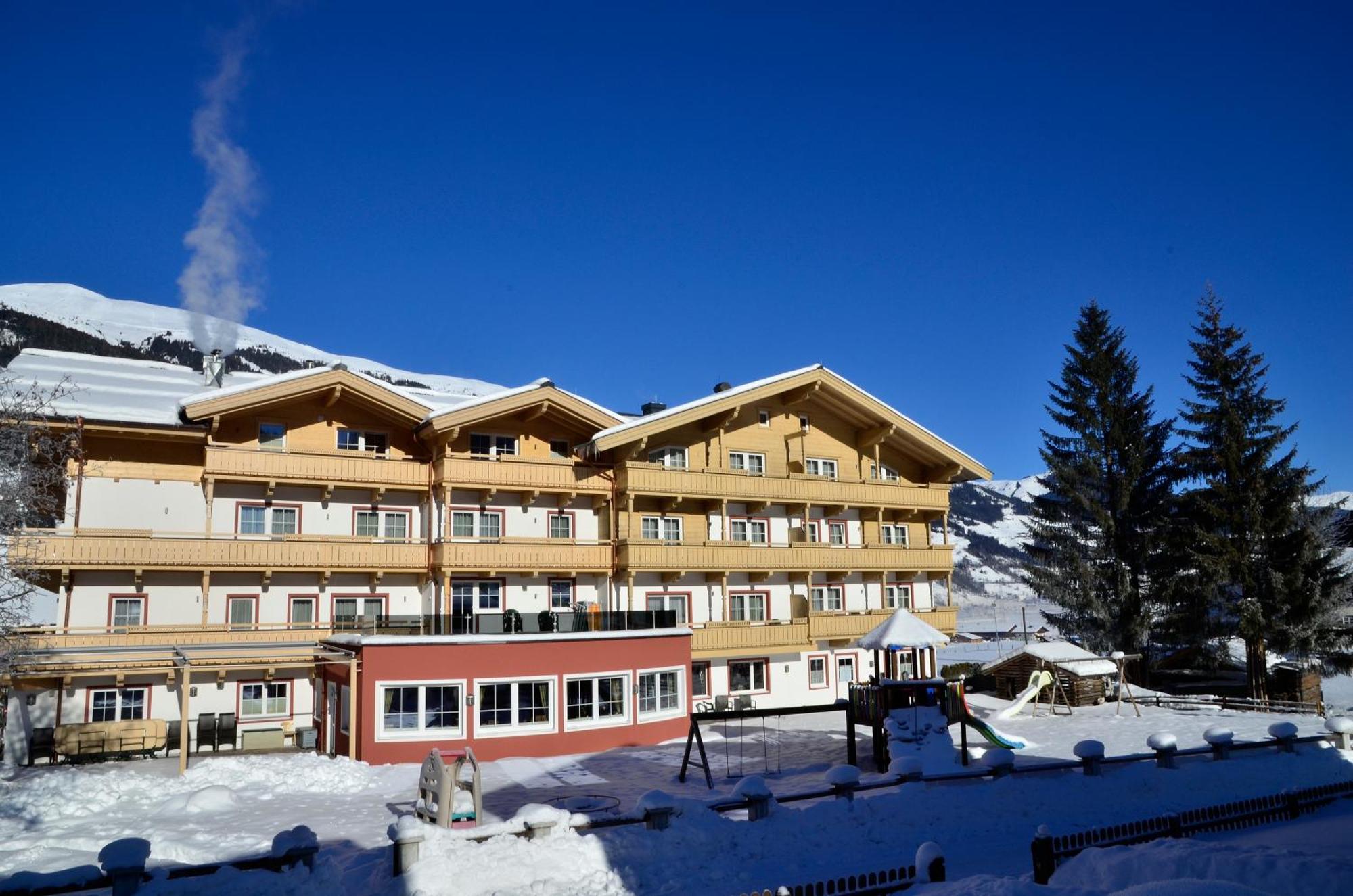 Hotel Grundlhof Bramberg am Wildkogel Exterior photo