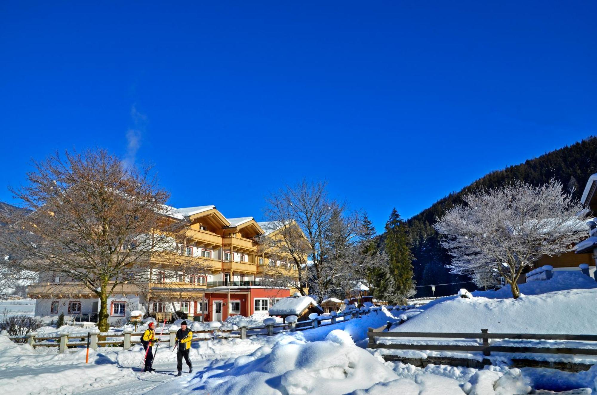 Hotel Grundlhof Bramberg am Wildkogel Exterior photo