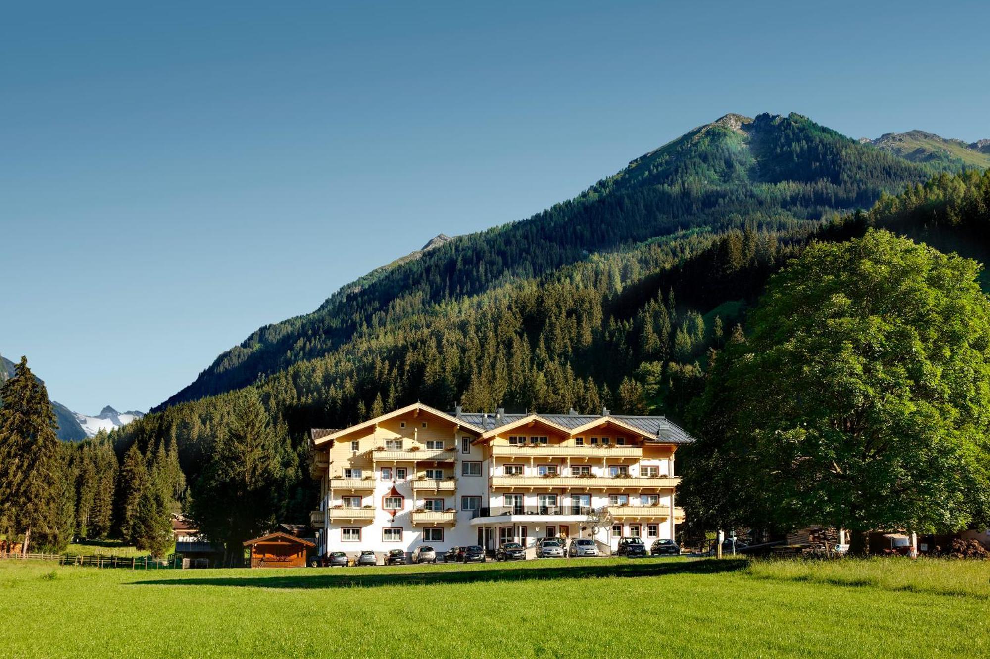 Hotel Grundlhof Bramberg am Wildkogel Exterior photo