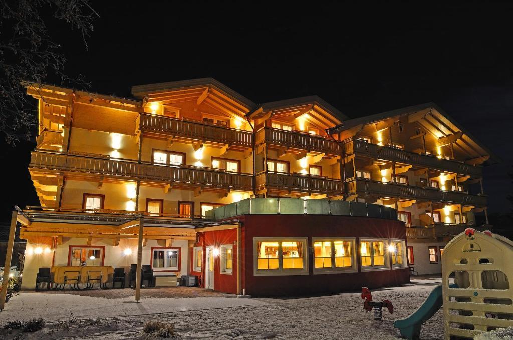 Hotel Grundlhof Bramberg am Wildkogel Exterior photo
